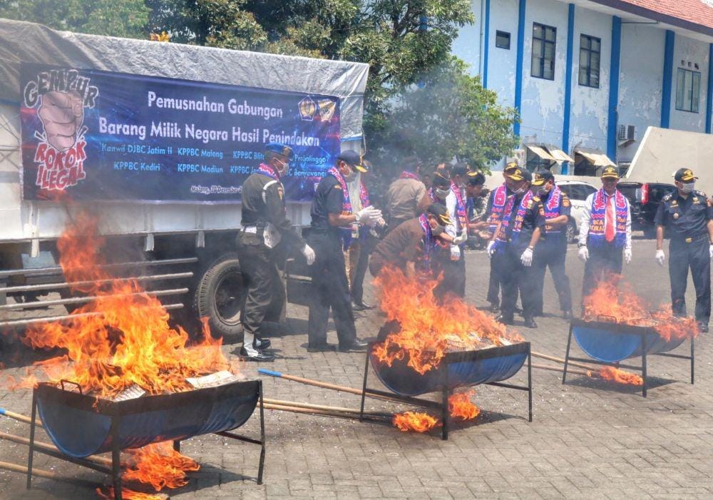 Pemusnahan rokok ilegal di halaman DJBC Jatim II, Senin (30/12/2019). IDN Times/ Alfi Ramadana