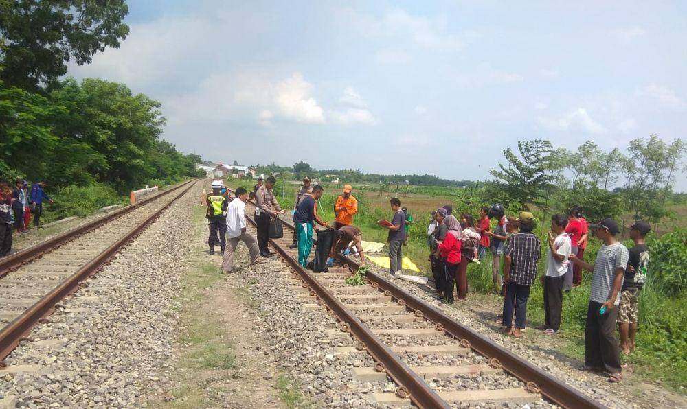 Warga dan sejumlah petugas mengevakuasi jasad korban. IDN Times/Istimewa
