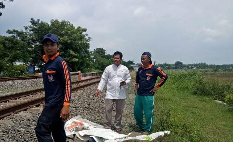 Warga mengevakuasi korban yang tewas tertabrak kereta api di Bojonegoro. IDN Times/Istimewa
