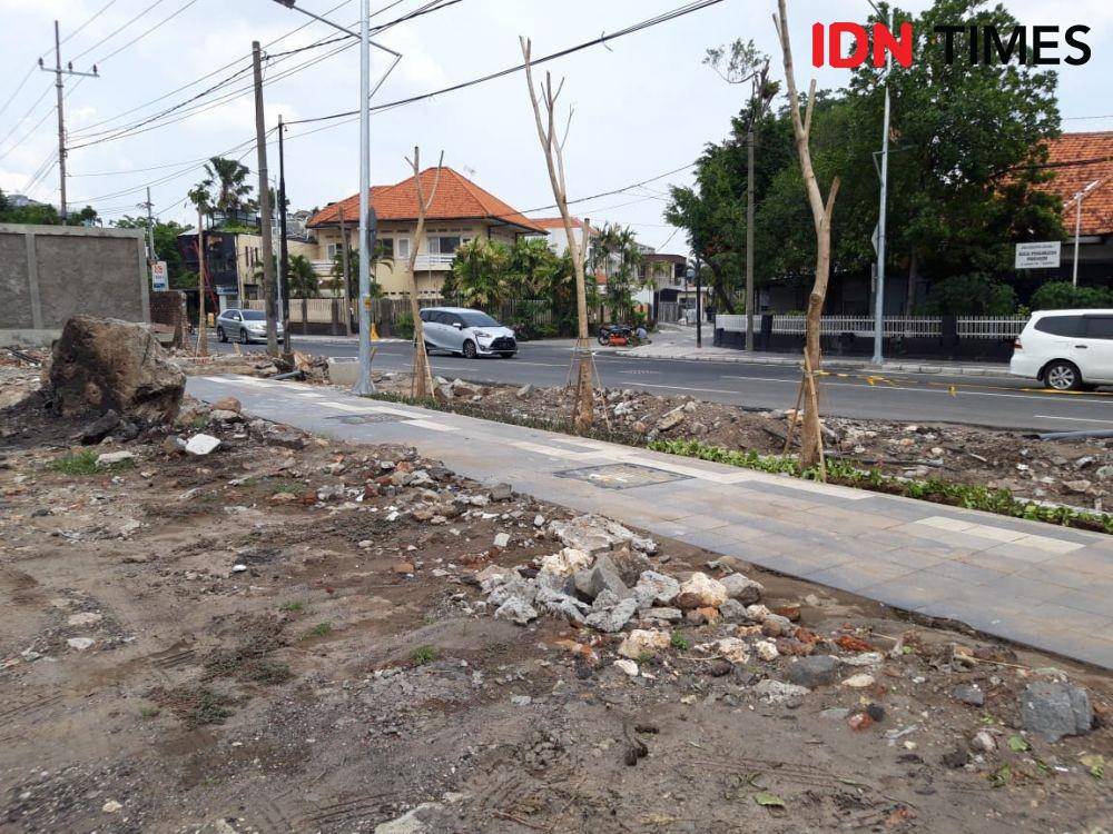 Pengerjaan pedesterian di depan GOR Pancasila. IDN Times/Fitria Madia
