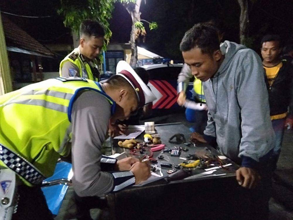 Petugas kepolisian Polres Bojonegoro menilang pengendara motor. IDN Times/Istimewa