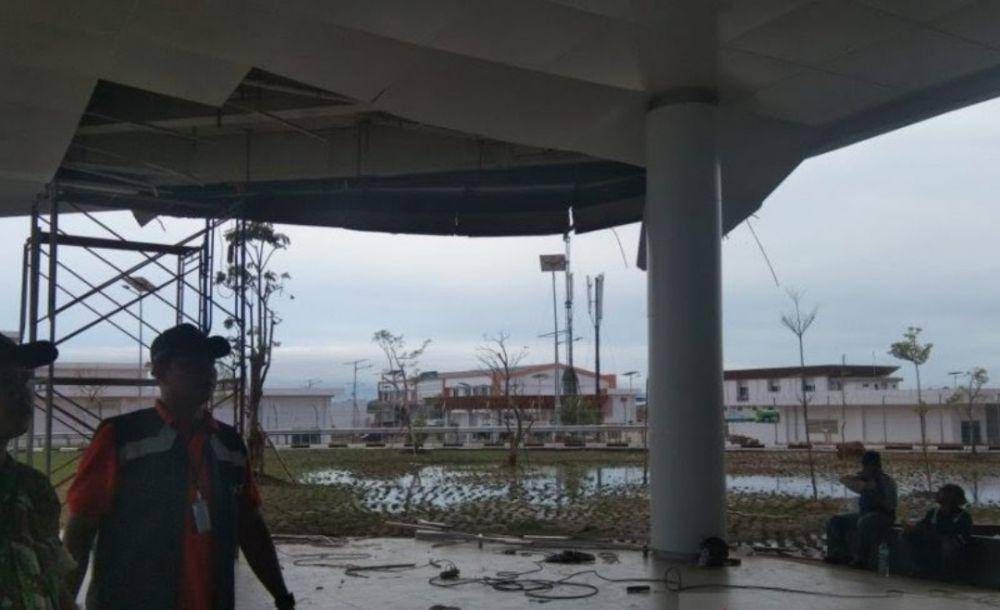 Plafon terminal keberangkatan penumpang rusak terkena angin kencang atau puting beliung. ANTARA/Dokumentasi Pribadi