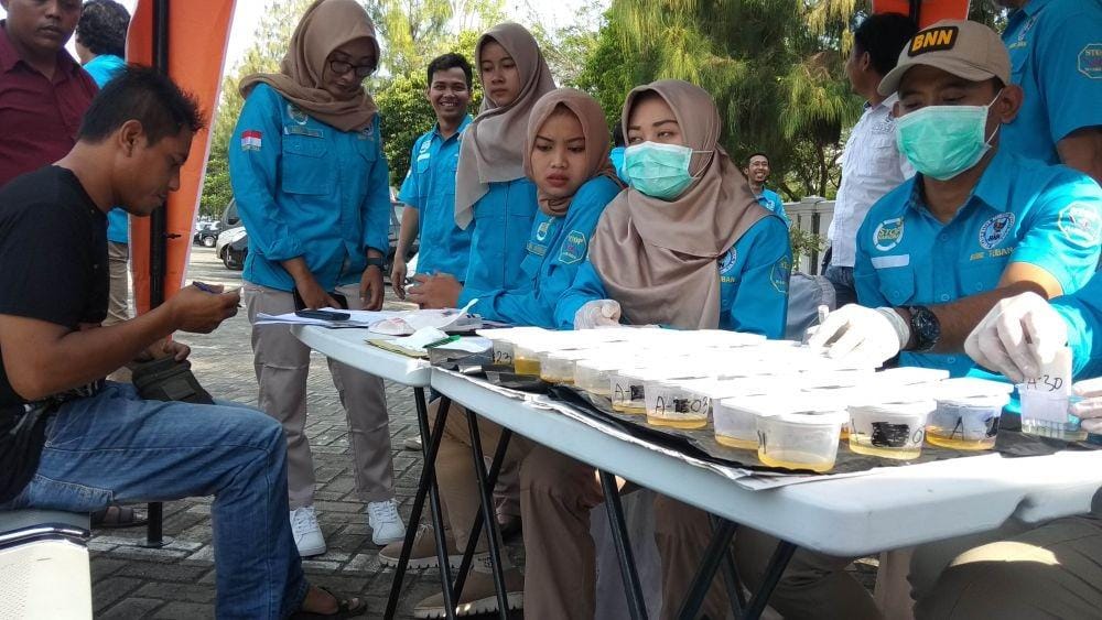 Salah seorang sopir bus menjalani tes urine. IDN Times/Imron