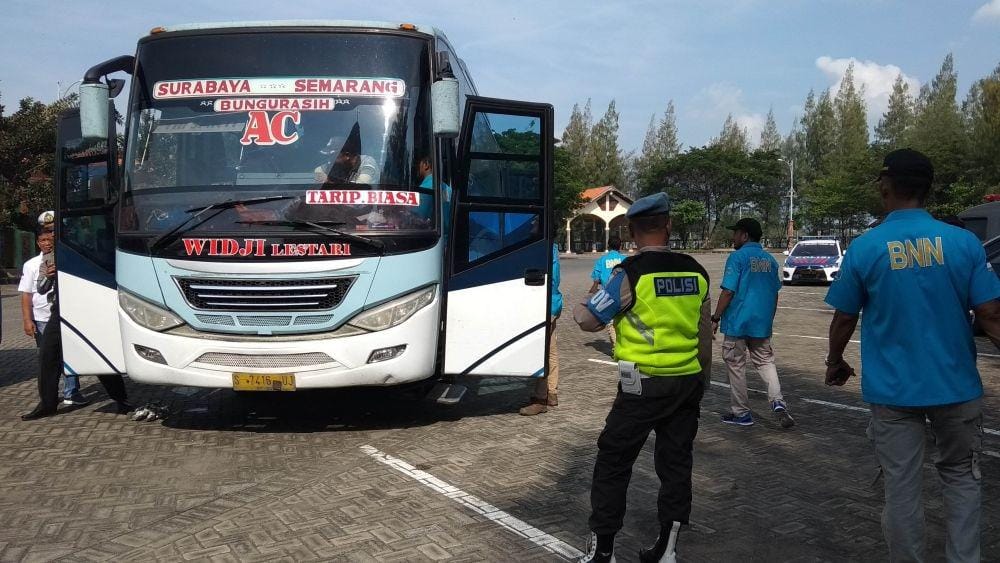 Petugas gabungan saat menggelar tes urine terhadap sopir bus. IDN Times/Imron