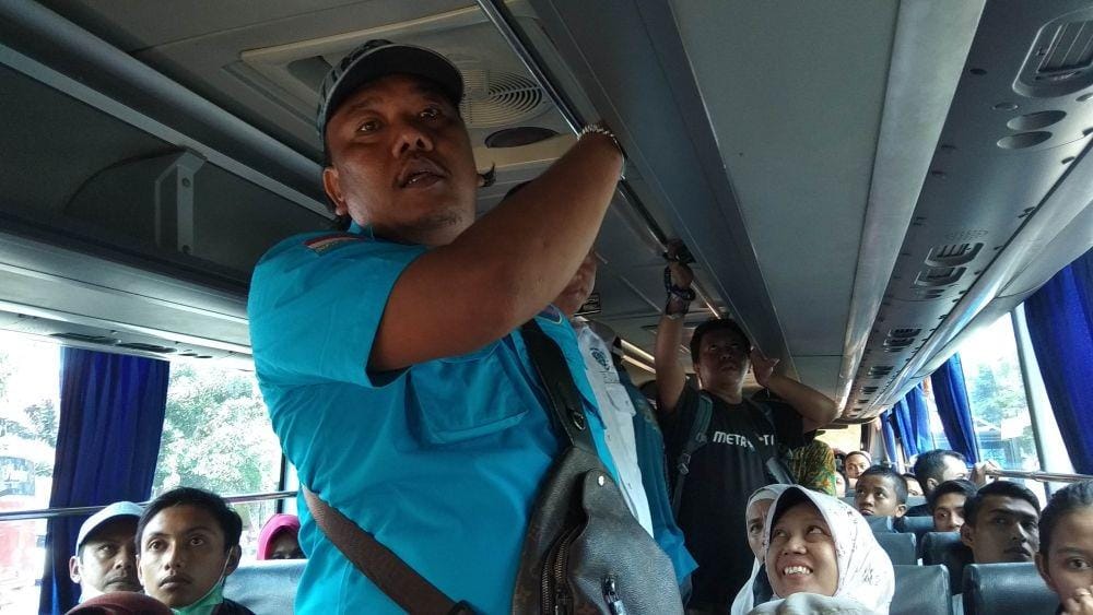 Petugas BNNK Tuban memeriksa barang bawaan penumpang bus. IDN Times/Imron