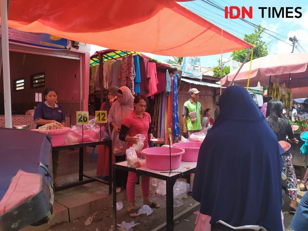 Suasana pedagang ayam potong di Pasar 26 Ilir Palembang (IDN Times/Feny Maulia Agustin)