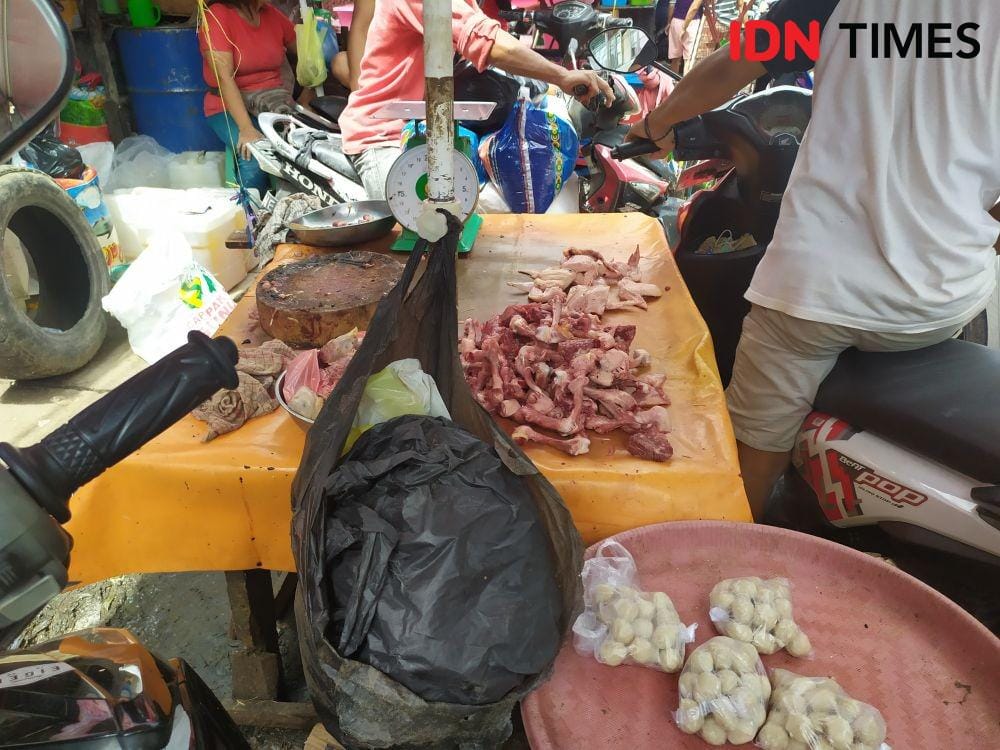 Suasana pedagang ayam potong di pasar 26 ilir Palembang (IDN Times/Feny Maulia Agustin)