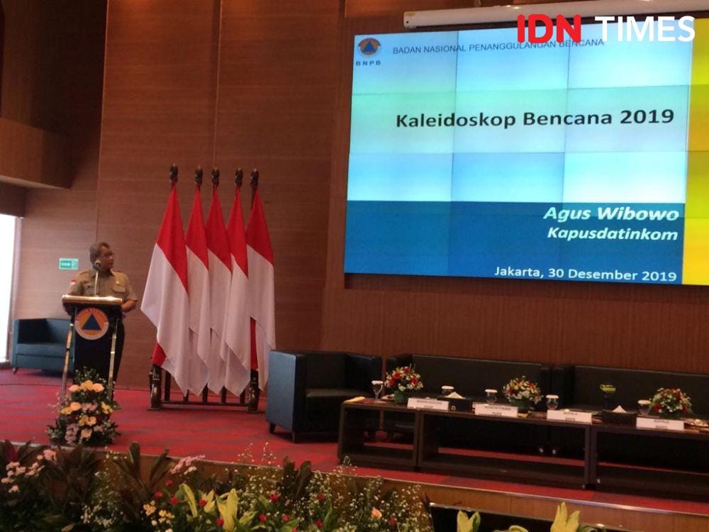Kepala Pusat Data, informasi, dan Humas BNPB Agus Wibowo saat memaparkan data bencana sepanjang 2019, Jakarta Timur, Senin (30/12). IDN Times/Irfan Fathurohman