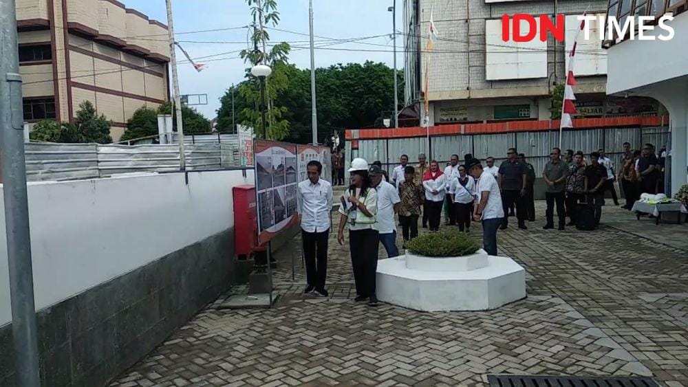 Presiden Jokowi saat meninjau proyek Pasar Johar. IDN Times/Fariz Fardianto