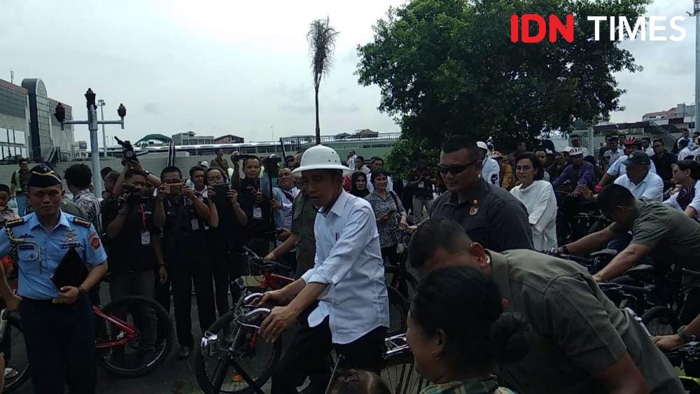 Presiden Jokowi saat bersiap naik sepeda keliling Kota Lama. IDN Times/Fariz Fardianto