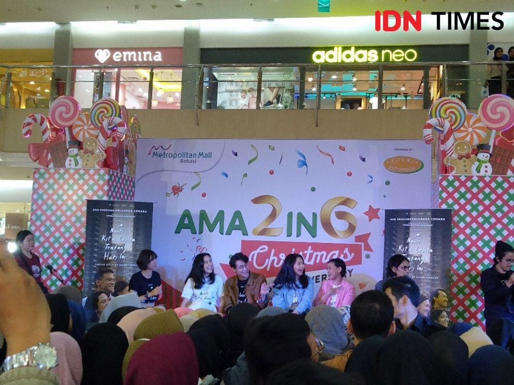 Suasana gala premiere sekaligus meet and greet para pemain film Nanti Kita Cerita Tentang Hari Ini (NKCTHI) di Metropolitan Mall, Bekasi, Minggu (29/12) berlangsung pecah/ IDN Times Dini suciatiningrum.