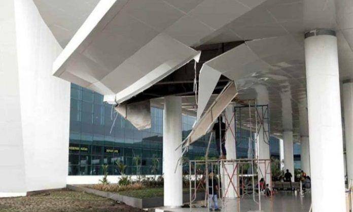 (Plafon Bandara Syamsudin Noor Banjarmasin yang ambruk) Istimewa