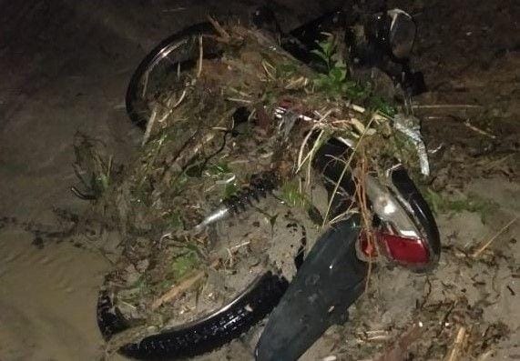 Satu unit sepeda motor ikut terseret banjir (Dok.IDN Times/istimewa)