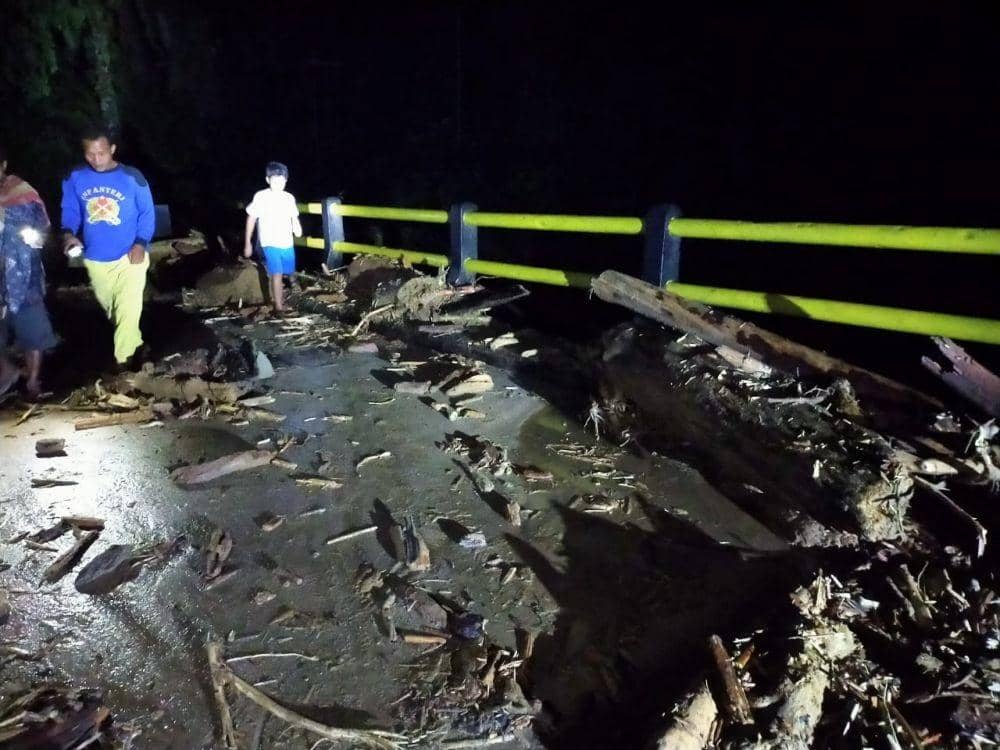 Proses evakuasi banjir bandang di Labuhanbatu Utara (Dok.IDN Times/istimewa)