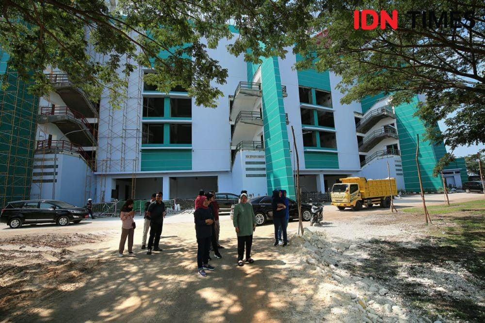 Wali Kota Surabaya Tri Rismaharini saat meninjau perkembangan Stadion Gelora Bung Tomo, Minggu (29/12). Dok Humas Pemkot Surabaya