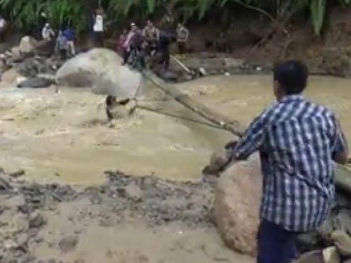 Potongan video saat Bupati Labura Kharuddin Syah Sitorus tercebur ke sungai saat meninjau banjir bandang, Minggu (30/12) petang (Istimewa)
