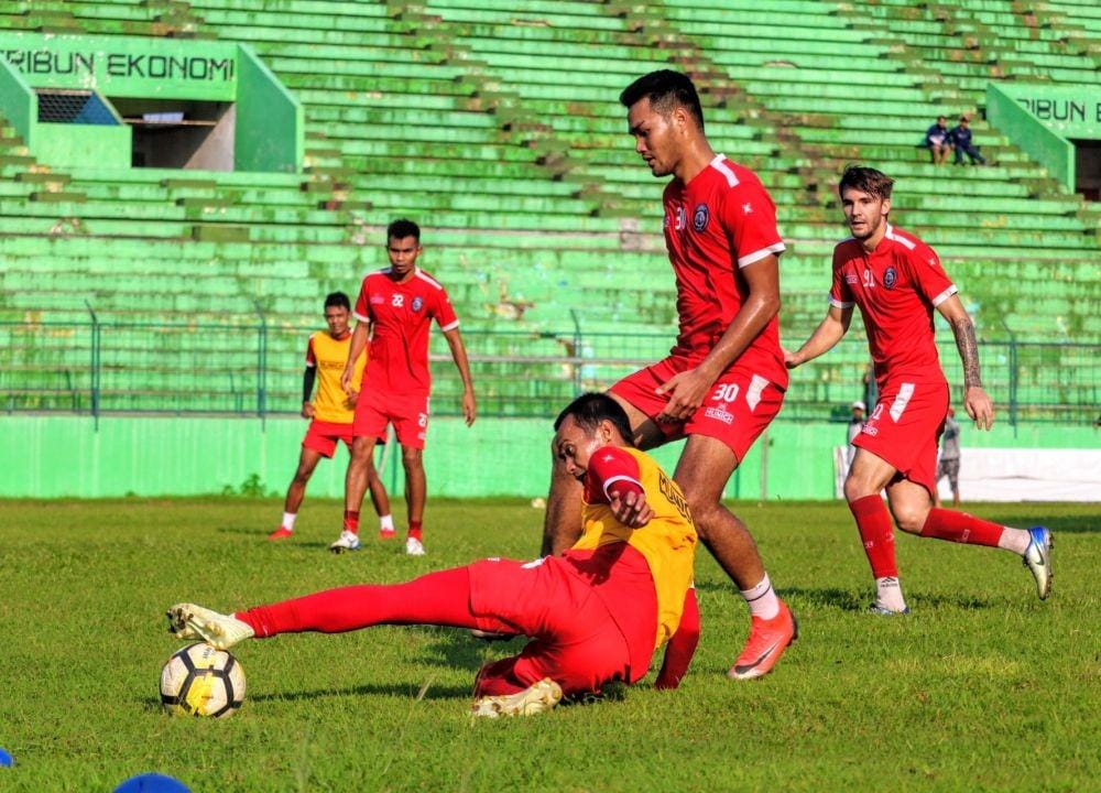 Muhammad Rafli berebut bola dengan Sunarto. IDN Times/ Alfi Ramadana