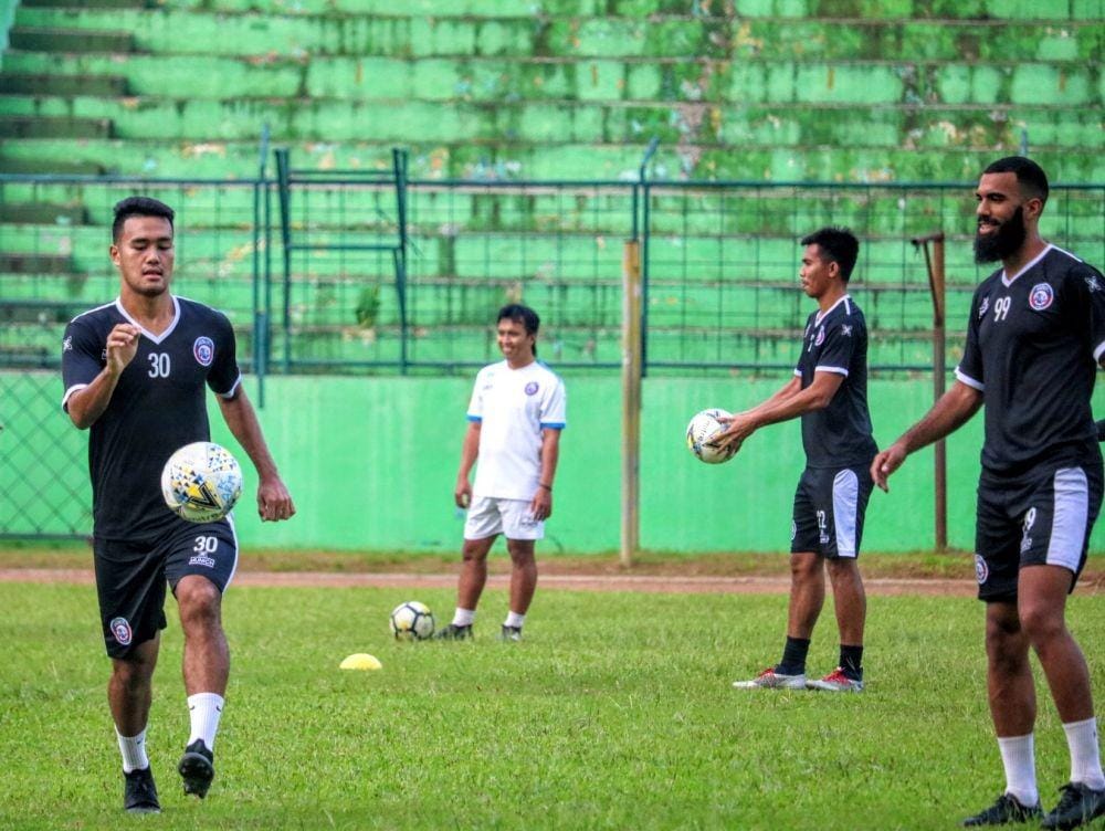 Gelandang muda Arema FC, Muhammad Rafli (kiri) berharap pelatih baru bisa segera menyatu dengan tim. IDN Times/ Alfi Ramadana