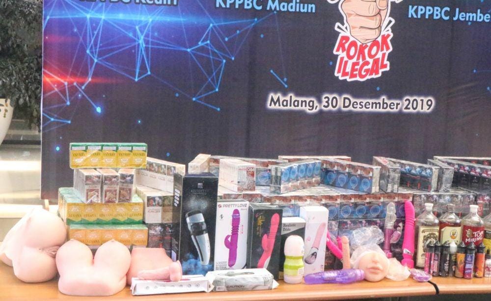 Beberapa barang ilegal tanpa cukai yang dimusnahkan oleh DJBC Jatim II, Senin (30/12/2019). IDN Times/ Alfi Ramadana