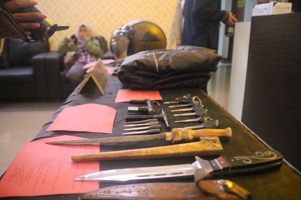 Sejumlah barang bukti yang diamankan kepolisian dari tersangka TH. IDN Times/ Alfi Ramadana