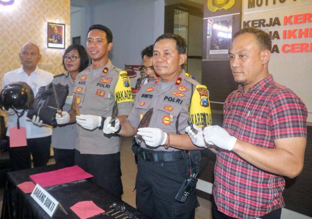 Polisi menunjukkan barang bukti alat yang digunakan pelaku untuk mencuri motor. IDN Times/ Alfi Ramadana
