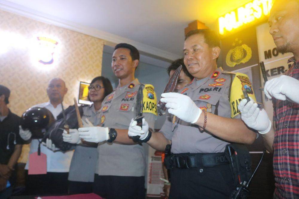 Kepolisian menunjukkan senjata tajam yang digunakan pelaku. IDN Times/ Alfi Ramadana
