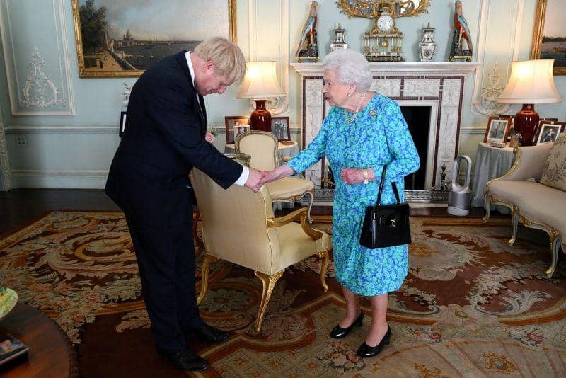 Ratu Elizabeth II menyambut Boris Johnson saat pertemuan di Istana Buckingham, London, Inggris pada 24 Juli 2019. Boris saat itu terpilih menggantikan Theresa May sebagai Perdana Menteri Inggris. ANTARA FOTO/Victoria Jones/Pool via REUTERS/File Photo