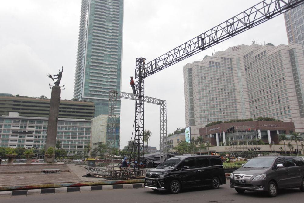(Pekerja mengerjakan instalasi panggung di kawasan Bundaran HI, Jakarta, Rabu (25/12/2019). Pemprov DKI Jakarta akan mengadakan acara Car Free Night di kawasan tersebut dan rangkaian acara pada malam pergantian tahun) ANTARA FOTO/Reno Esnir