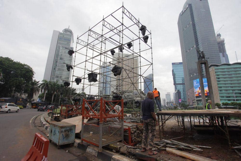 (Pekerja mengerjakan instalasi panggung di kawasan Bundaran HI, Jakarta, Rabu (25/12/2019). Pemprov DKI Jakarta akan mengadakan acara Car Free Night di kawasan tersebut dan rangkaian acara pada malam pergantian tahun) ANTARA FOTO/Reno Esnir