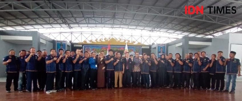 Bupati PPU, Abdul Gafur Masud, bersama ketua KONI Kaltim, Zuhdi Yahya, Forkopimda foto bersama dengan seluruh pengurus KONI PPU yang baru dilantik (IDN Times/Ervan Masbanjar)