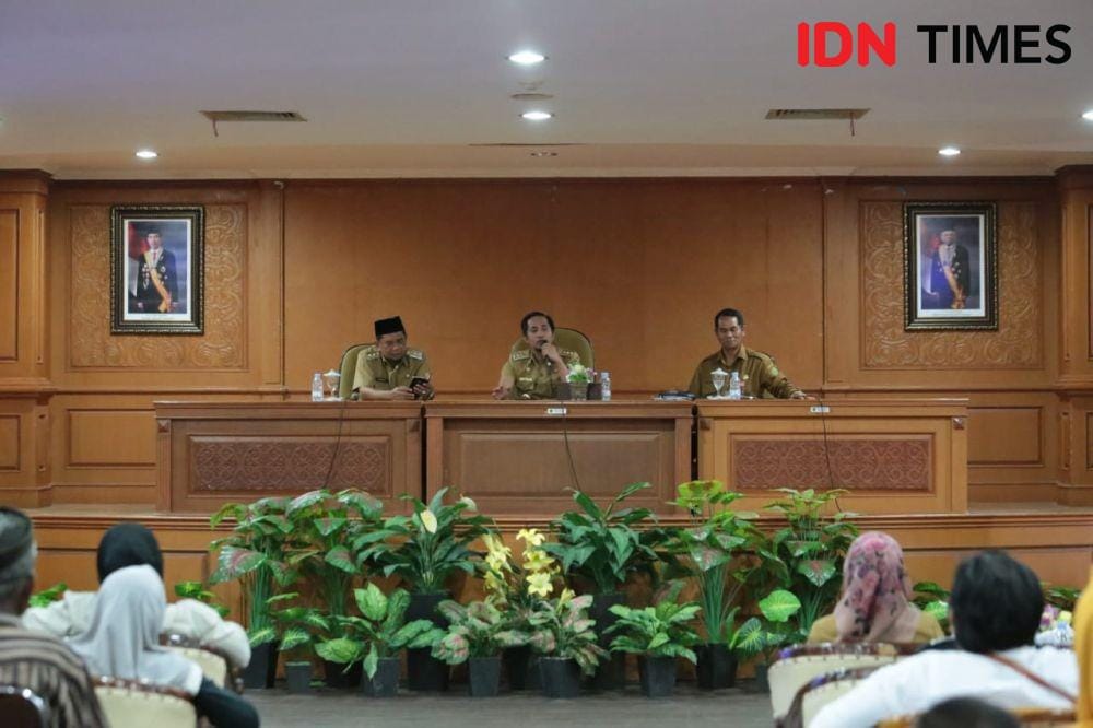 Bupati PPU, Abdul Gafur Masud didampingi Wabup PPU, Hamdam dan Asisten II Setkab PPU, Ahmad Usman saat memberikan penjelasan maksud dan tujuan relokasi kepada korban kerusuhan (IDN Times/Ervan Masbanjar)