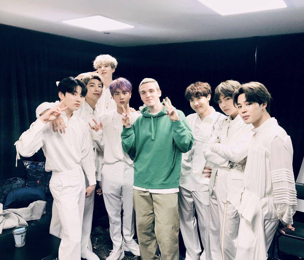 twitter.com/BTS_twt