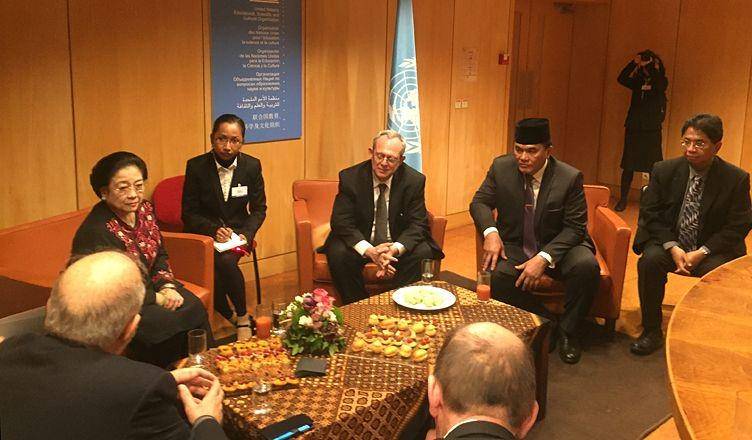 (Hotmangaradja Pandjaitan [dua dari kanan] saat menjadi Dubes di UNESCO) Kementerian Pendidikan dan Kebudayaan