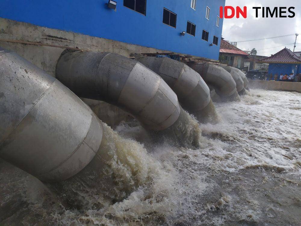 Uji coba rumah pompa pengendali banjir di Muara Sungai Sekip Bendung 13 Ilir Palembang. IDN Times/Feny Maulia Agustin