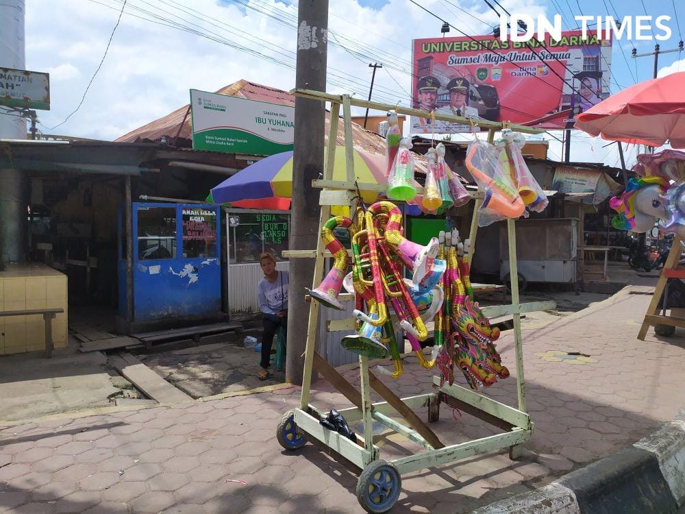 Pedagang terompet di Jalan Merdeka Palembang (IDN Times/Feny Maulia Agustin)