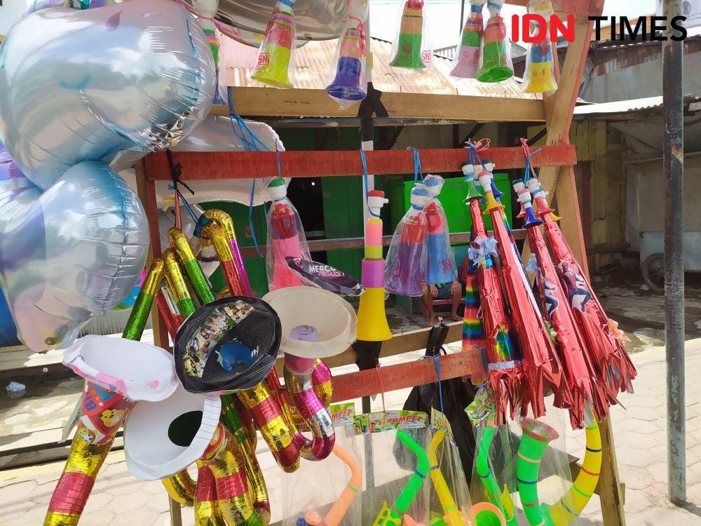 Penjual terompet di Jalan Merdeka Palembang (IDN Times/Feny Maulia Agustin)