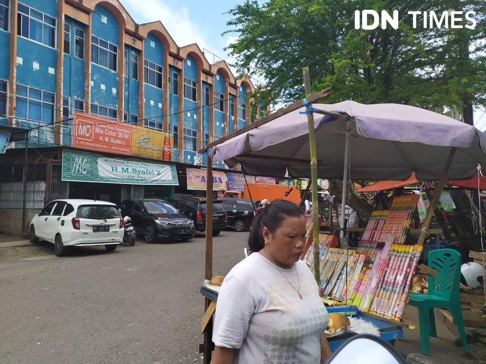Penjual kembang api di pasar 26 ilir Palembang (IDN Times/Feny Maulia Agustin)