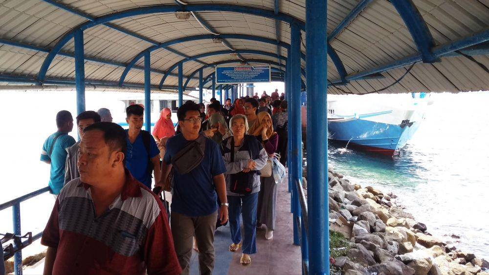 Para penumpang yang baru turun dari kapal penyeberangan Banda Aceh-Sabang (IDN Times/Saifullah)