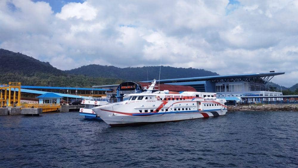 Dua kapal cepat tampak bersandar di dermaga Pelabuhan Balohan, Sabang (IDN Times/Saifullah)