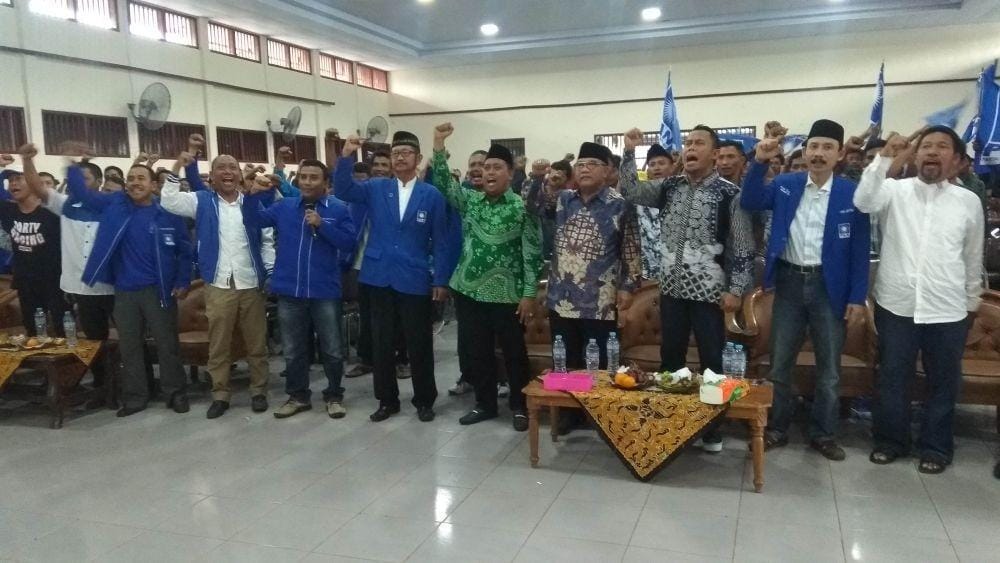 Ketua DPW PAN Jatim Masfuk saat berfoto bersama dengan ribuan kader partai di Tuban. IDN Times/Imron