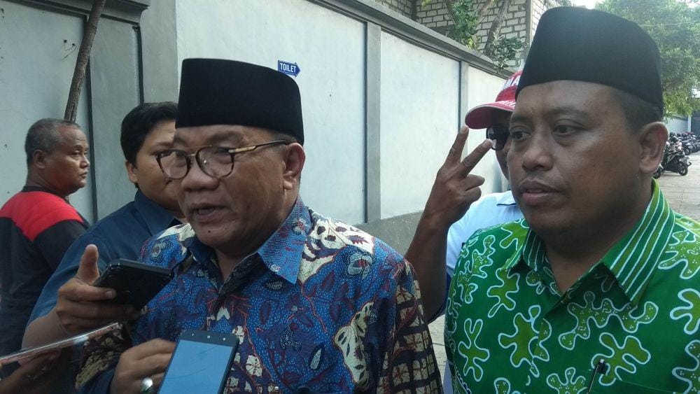 Ketua DPW PAN Jatim Masfuk didampingi Agus Maimun, saat memberikan keterangan kepada awak media. IDN Times/Imron