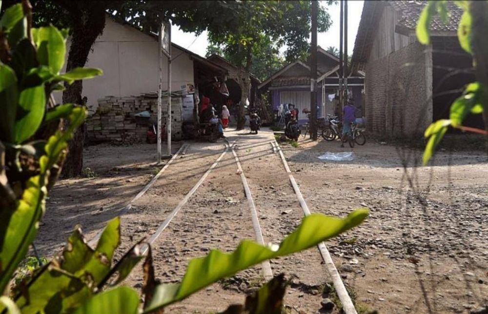 Jalur mati di stasiun Kadomas, Pandeglang (Google street view)
