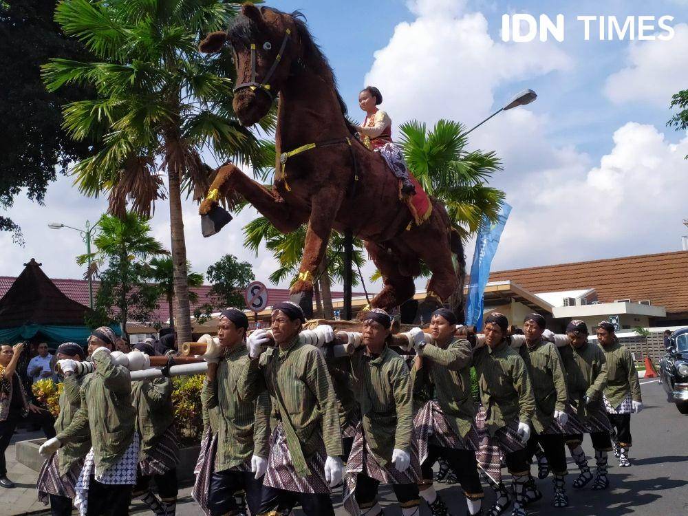 Kirab Kereta Kencana di Bandara Internasional Adisutjipto. IDN Times/Siti Umaiyah