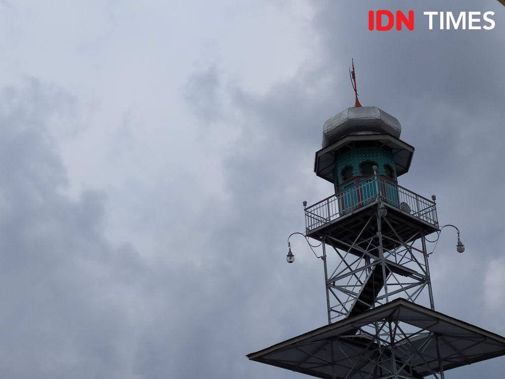 Penampakan mendung menggantung diatas menara Masjid Agung Demak. IDN Times/Fariz Fardianto