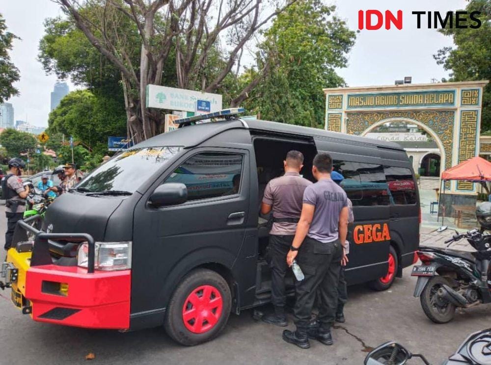Polisi Amankan Tas Ransel di Masjid Sunda Kelapa (IDN Times/Fitang Budhi Adhitia)