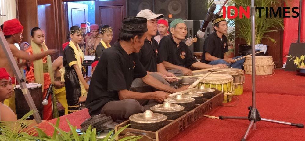 Acara Pelantikan Kepala Adat Besar Dayak Paser Kalimantan dan Kepala Adat Besar Dayak Paser Kalimantan Timur (IDN Times/Maulana)