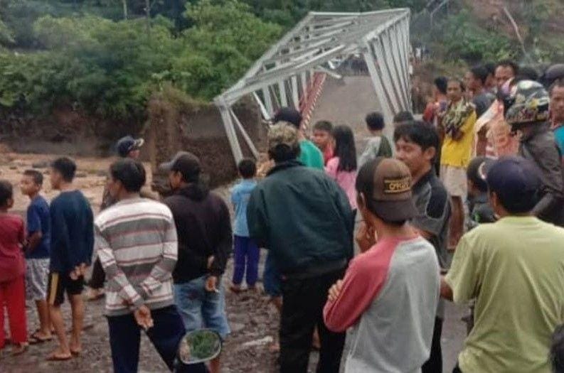 Jebatan Mulak Ulu di Desa Lesung Batu, Kecamatan Mulak Ulu, Kabupaten Lahat, Sumsel, yang roboh akibat longsor, Senin (30/12)/IDN Times/Istimewa