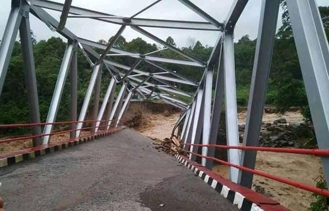 Jebatan Mulak Ulu di Desa Lesung Batu, Kecamatan Mulak Ulu, Kabupaten Lahat, Sumsel, yang roboh akibat longsor, Senin (30/12)/IDN Times/Istimewa