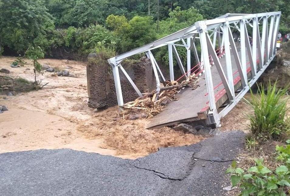 Jebatan Mulak Ulu di Desa Lesung Batu, Kecamatan Mulak Ulu, Kabupaten Lahat, Sumsel, yang roboh akibat longsor, Senin (30/12)/IDN Times/Istimewa