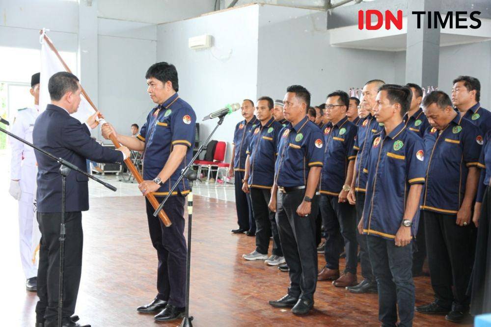 Ketua KONI Kaltim, Zuhdi Yahya, menyerahkan petaka KONI kepada ketua KONI PPU, Salehuddin dalam prosesi pelantikan pengurus KONI PPU masa bakti 2019-2023 (IDN Times/Ervan Masbanjar)